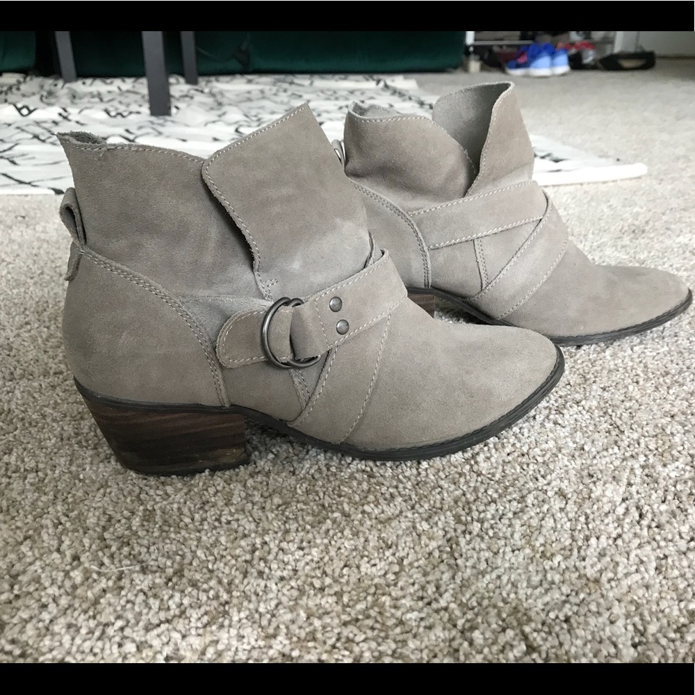 American Eagle gray booties